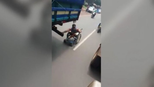 Un hombre en sillas de ruedas se "colgó" de un camión