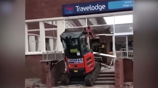 Destruyó la entrada de un hotel con una excavadora porque no le pagaron