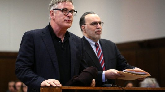 El actor Alec Baldwin deberá tomar clases para manejar su ira tras pelea callejera