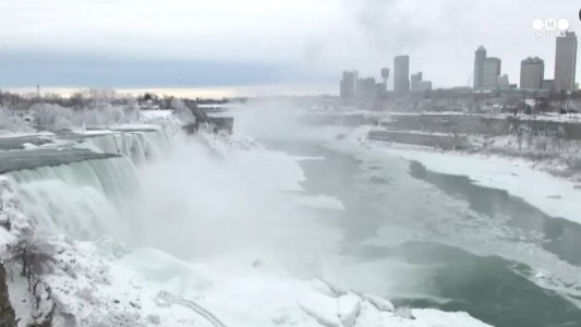 Las Cataratas del Niágara se congelaron por la ola de frío