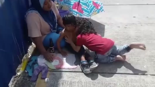 Puro amor: una nena le regaló sus zapatillas a un chiquito que vive en la calle