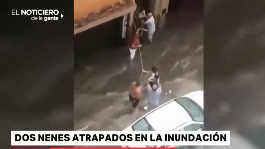 Imágenes impactantes: dos nenes quedaron atrapados por la inundación en Córdoba