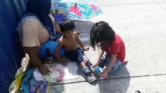 Viral solidario: el gesto de un nene que le regala sus zapatos a otro que vive en la calle