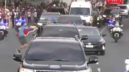 Video: un hombre con una bandera de Venezuela intentó llegar hasta el Papa en Panamá