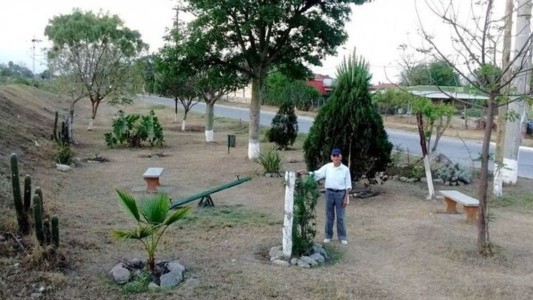 Tiene 83 años y convirtió un basural en una plaza para que jueguen los nenes