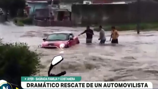 Dramático rescate en Córdoba: salvaron a un conductor que quedó atrapado en un auto