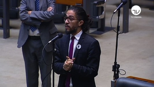 Diputado gay brasileño se exilia por amenazas de muerte