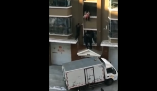 Repartidor héroe salvó a un bebé que cayó de un tercer piso