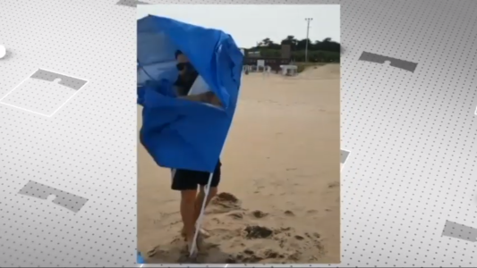 El video viral de un joven al que estafaron con la compra de una sombrilla por internet