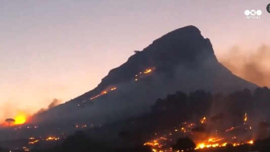 Feroz incendio en Ciudad del Cabo