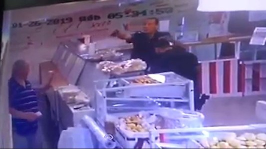 Roban panadería disfrazados de policías