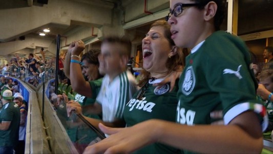 Conmovedora historia de la madre que relata partidos a su hijo ciego