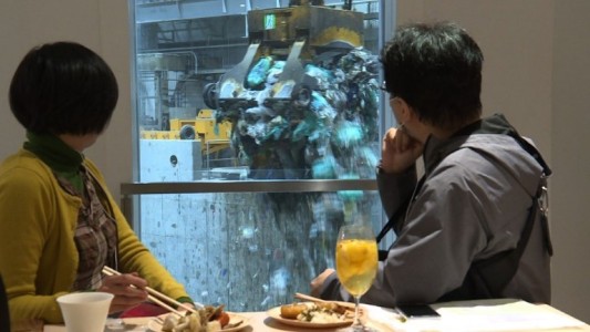 Insólito: un bar con vista a la basura