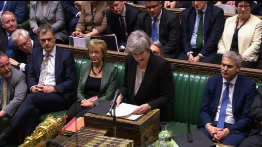 May obtiene apoyo del parlamento para renegociar Brexit con UE