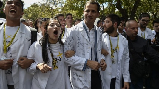 Guaidó sale a las calles con delantal de médico y pide a los militares rebelarse contra Maduro