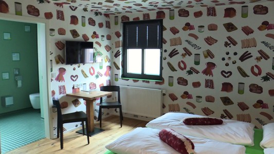 Insólito: un hotel dedicado a la salchicha