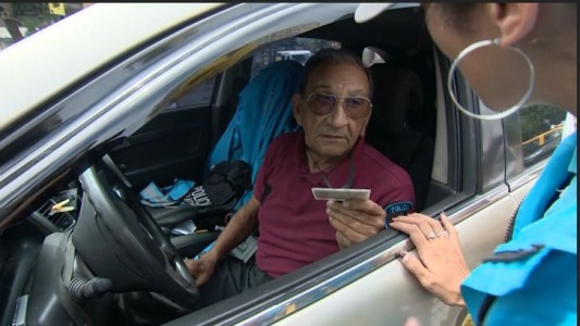 Un policía atropelló a una mujer que protestaba por falta de luz