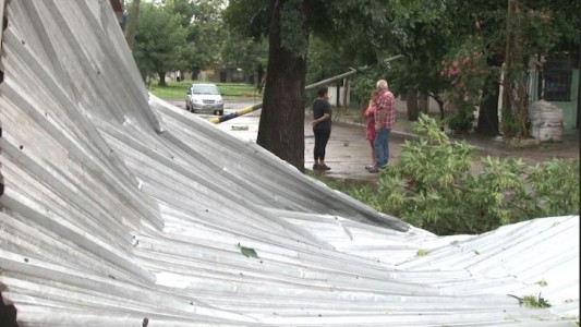Temporal vuela el techo de una casa en Rosario