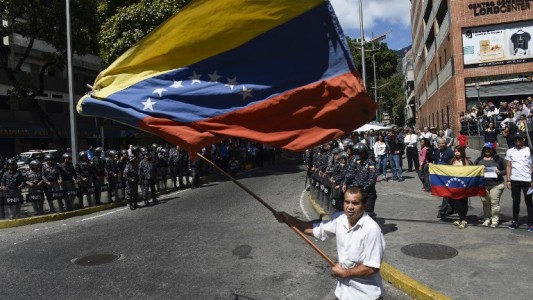 Venezuela: cinco periodistas extranjeros detenidos y dos deportados