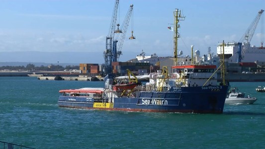 Un barco con migrantes rescatados del mar llega a Sicilia