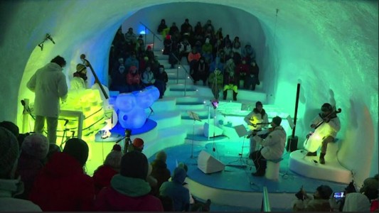 Insólito: tocan con instrumentos de hielo