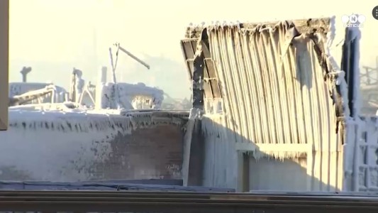 Ola polar: fábrica se incendió y luego se congeló