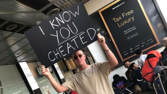 Fue a buscar a su novia al aeropuerto con un cartel que decía "sé que me engañaste"