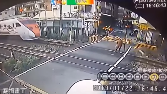 Impresionante video: una anciana se salvó por segundos de ser arrollada por un tren