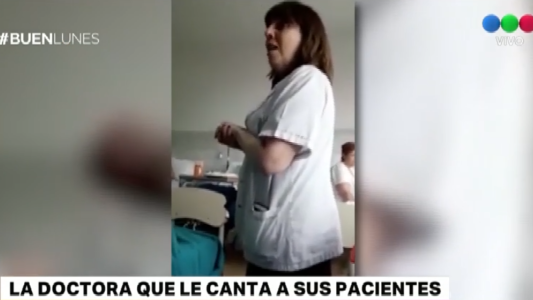 Viral tierno: la doctora que le canta a sus pacientes