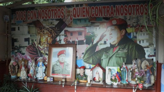A "San Hugo Chávez" le preguntan por el futuro de la revolución