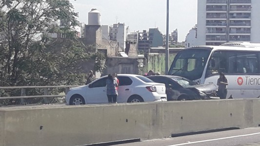 Violento choque en la Au 25 de Mayo
