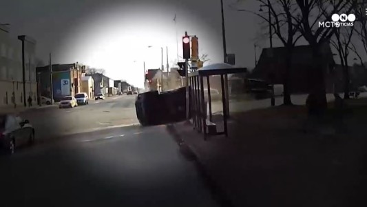 Impactantes imágenes de un choque y vuelco en EE UU