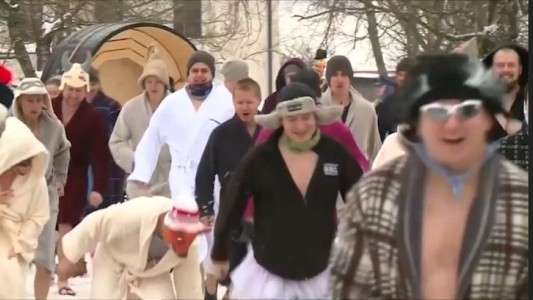 Valientes enfrentan el frío en maratón de saunas en Estonia