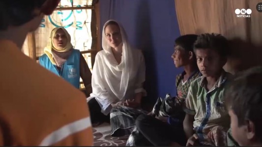 Así fue la visita de Angelina Jolie a un campo de refugiados rohinyás