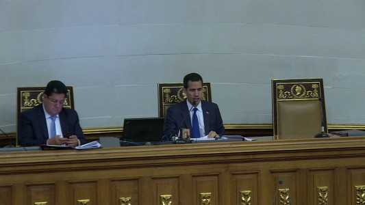 Parlamento fija en 12 meses plazo de transición en Venezuela