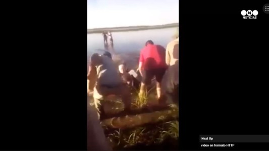 Así rescataban al intendente de Capdevila luego de caer al agua