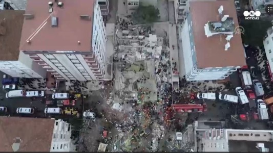 El momento en que se derrumba un edificio en Turquía