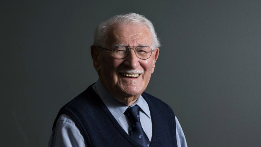 Tiene 98, es sobreviviente del Holocausto y contó sus secretos para ser "el hombre más feliz del mundo"