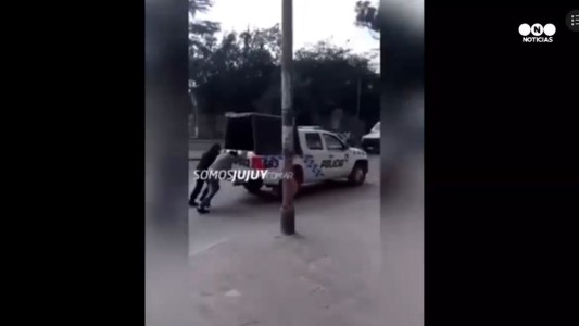 Increíble: preso esposado empuja patrullero