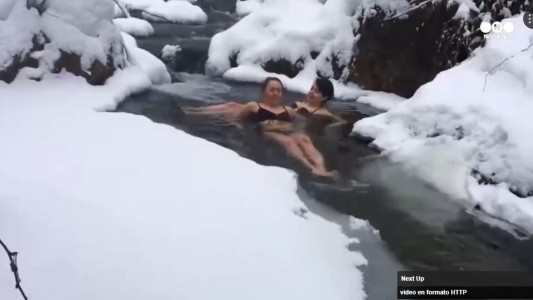 Jóvenes en bikini desafían el invierno ruso