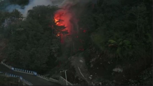 Las impresionante erupción de un volcán en Indonesia