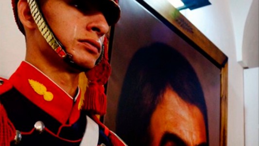 La emoción de un granadero frente a un retrato del General San Martín