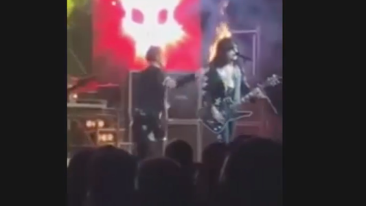 Se le prendió fuego el pelo y siguió tocando como si nada