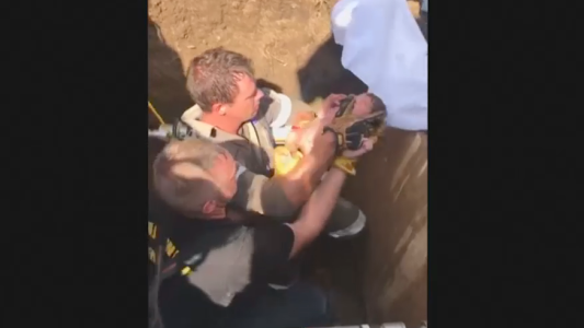 Dramático rescate de un bebé en una alcantarilla