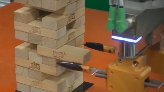 ¿Invencible? Un robot que juega al Jenga