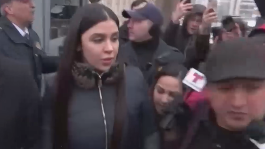 Chapo Guzmán condenado: así salía su esposa tras escuchar el veredicto