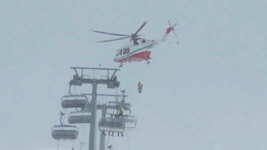De la aerosilla al helicóptero: arriesgado rescate de esquiadores