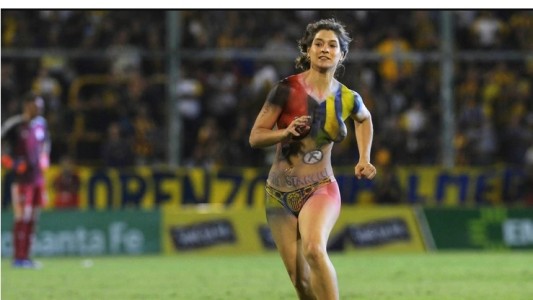 ¿Quién es la mujer que interrumpió el partido entre Rosario Central y River?