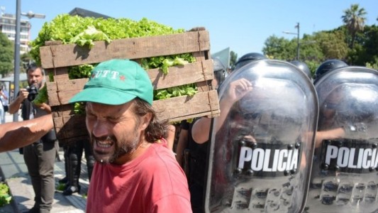 Tensión en Constitución: la policía impidió un verdurazo de protesta