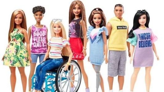 Barbie tendrá una muñeca en silla de ruedas y otra con prótesis de pierna